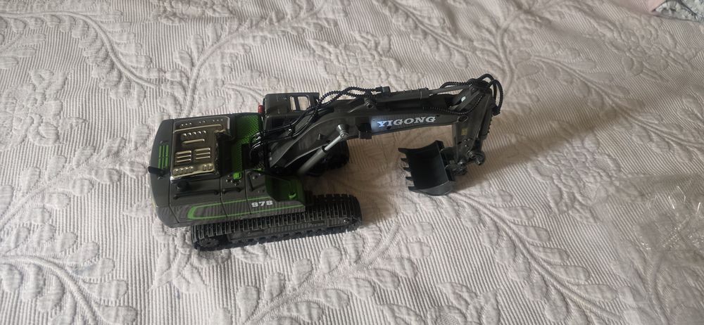 Maquina escavadora telecomando.