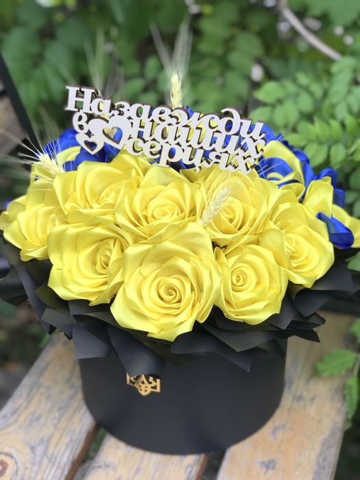 Композиція під замовлення на кладовище, алею слави, букети зі стрічок