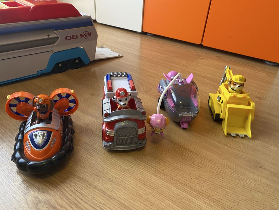 Conjunto Patrulha Pata (camião, viaturas, bonecos, acessórios e livro)