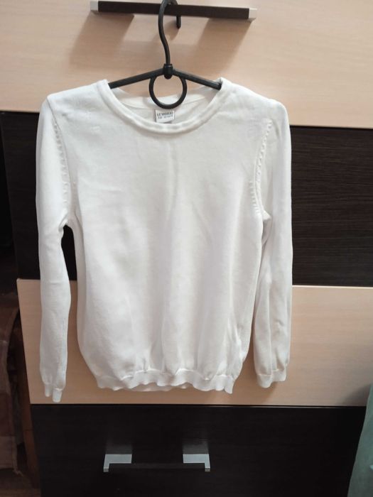 Легенькі светрики на дівчинку