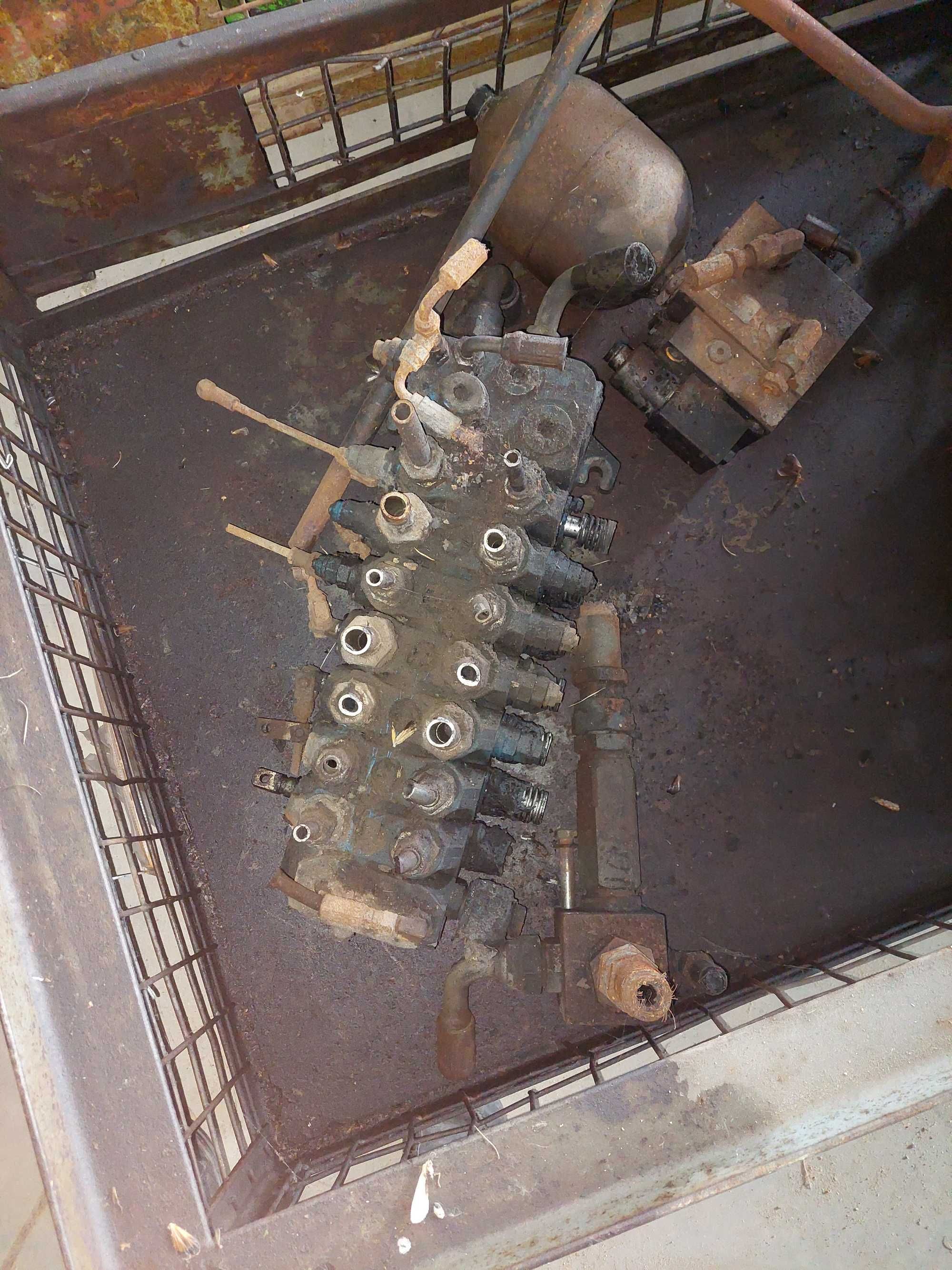 Rozdzielacz  hydrauliczny koparko ladowarka  new holland  fiat