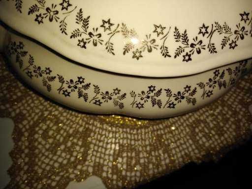 Waza do zupy, porcelana, ecru, Chodzież, vintage, złoty ornament