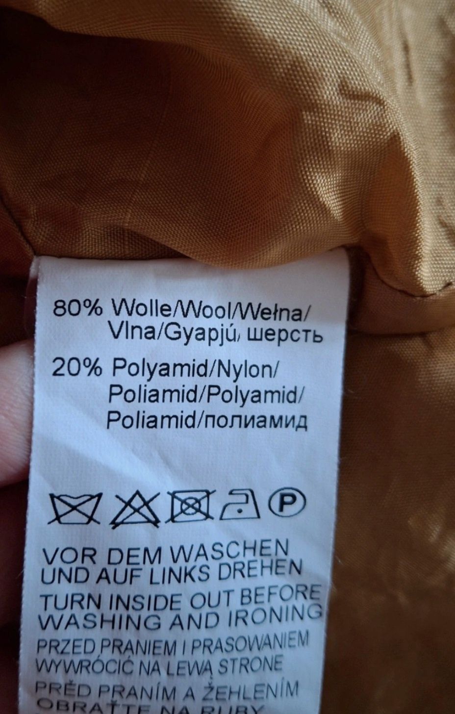 Musztardowa miodowa sukienka z wełny do szafy kapsułowej wełniana