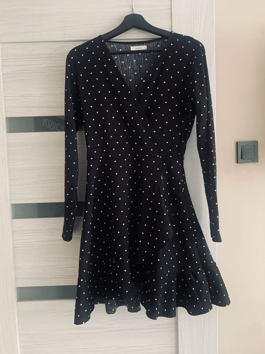 Warstwowa sukienka w groszki Reserved