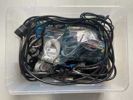 Pudełko różnych kabli. Zasilające, sieciowe, audio, wideo, USB