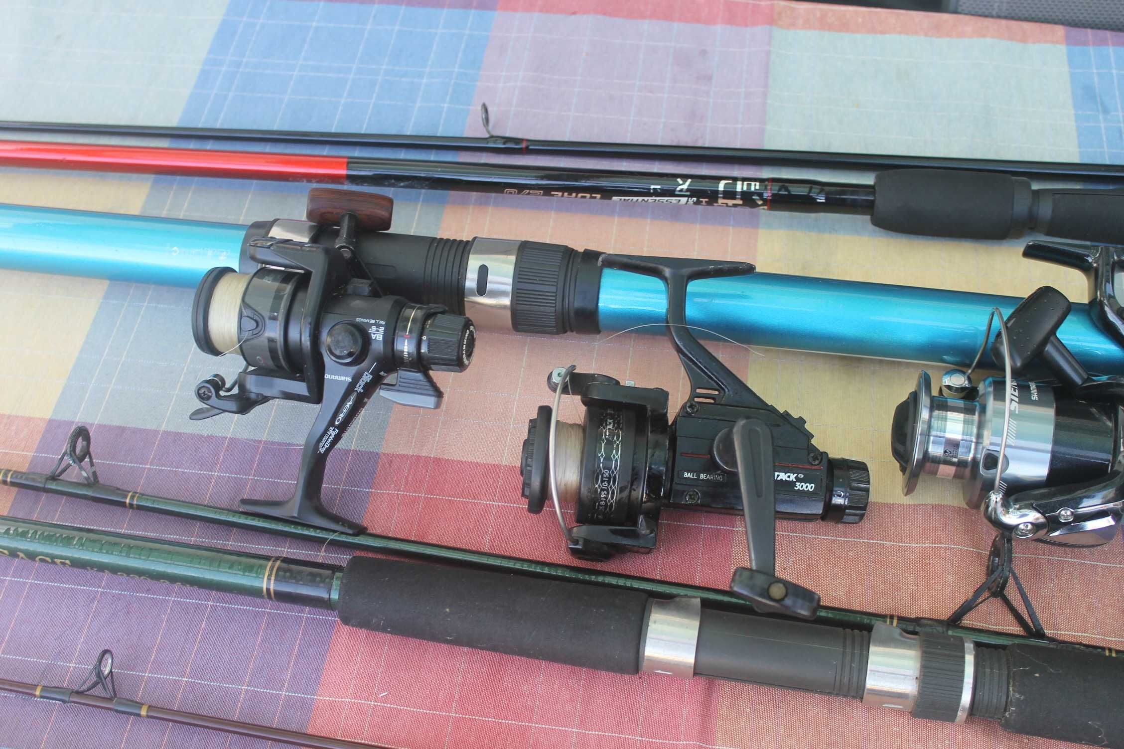 Conjunto carretos e canas de pesca