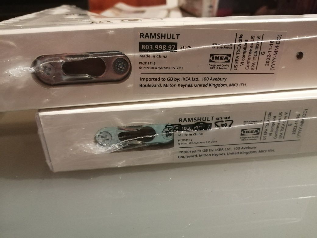 2 poleias / apoios para prateleiras IKEA	Em Madeira. Novas!!*