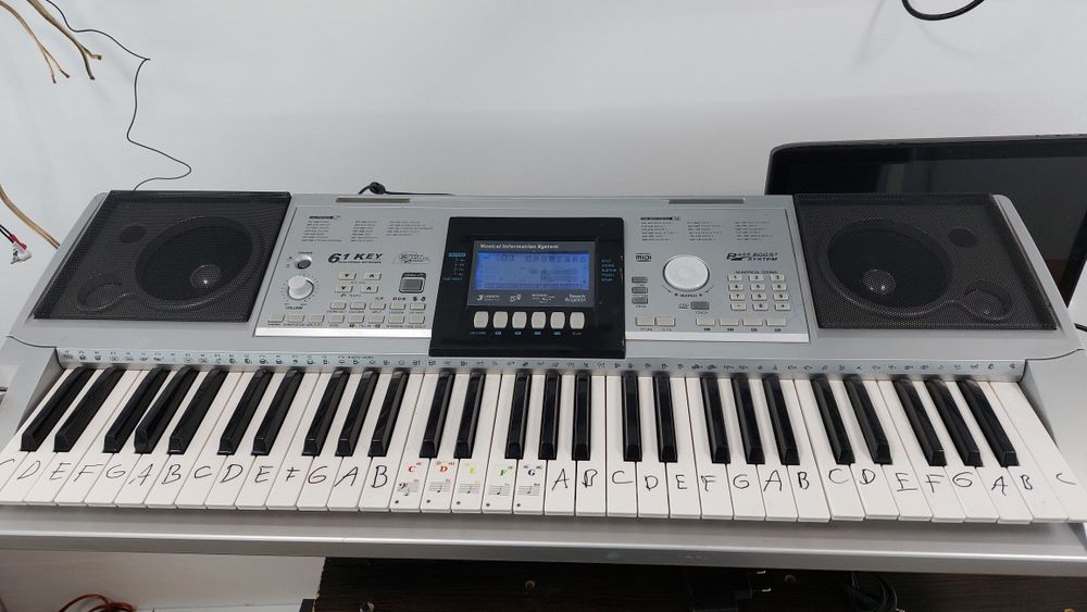 Синтезатор з динамічною клавіатурою невеликий дефект