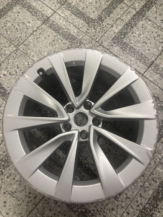Tesla диск колісний