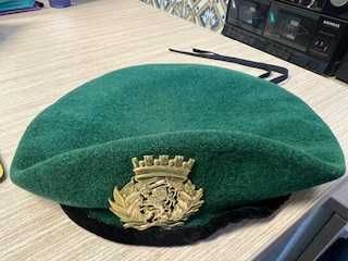 Boina Kangol paraquedista orlada a veludo preto