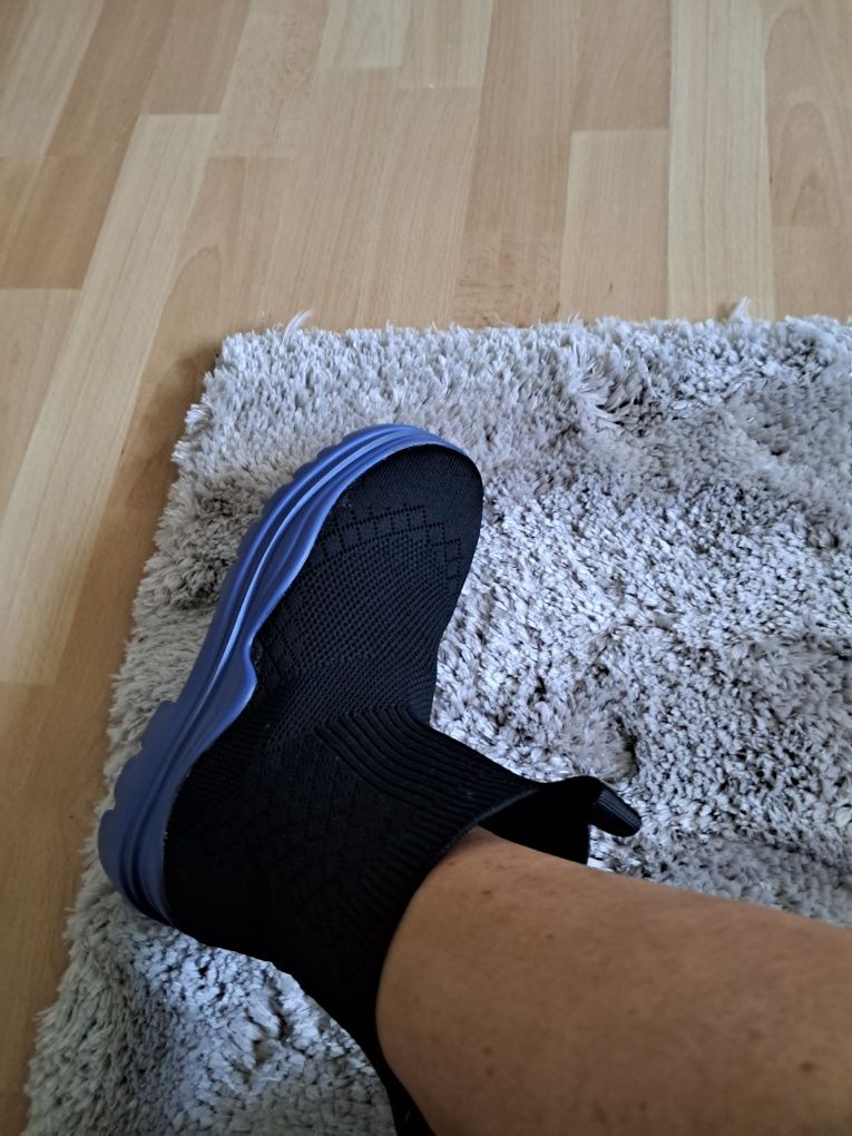 Buty nowe za kostkę firmy Jeeini