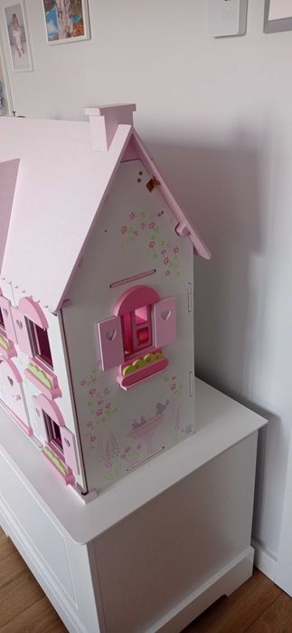 Sprzedam duży drewniany domek belgijski dla lalek z wyposażeniem