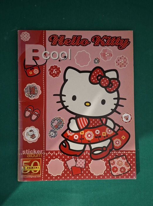 Caderneta de cromos Hello Kitty BCool, 2011, com 102 cromos