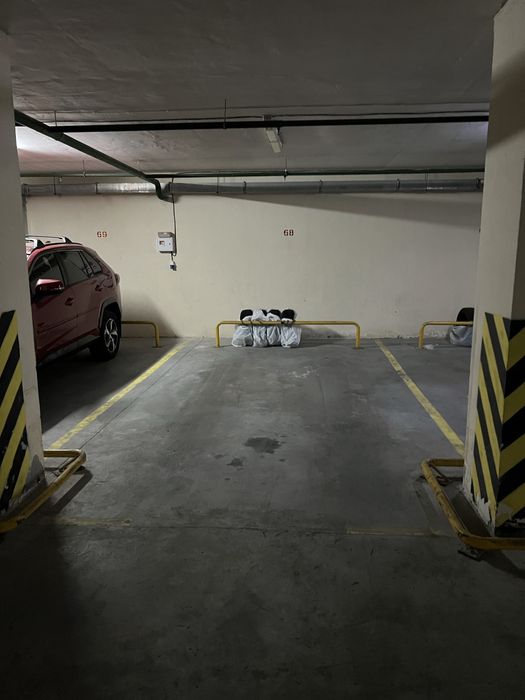Здаеться місце в підземному паркінгу.