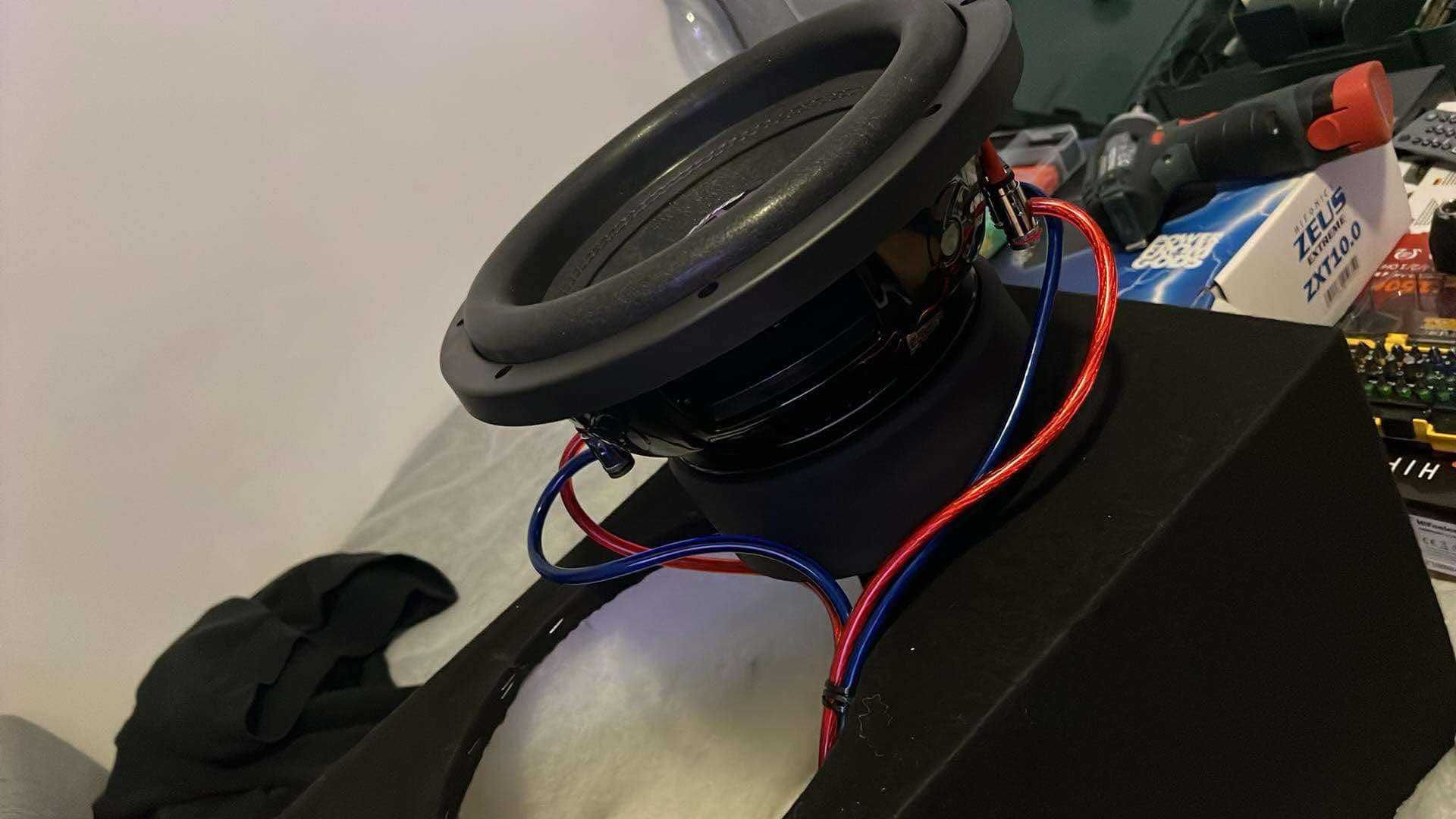 Subwoofer 1300WRMS zestaw przewody wzmacniacz kondensator