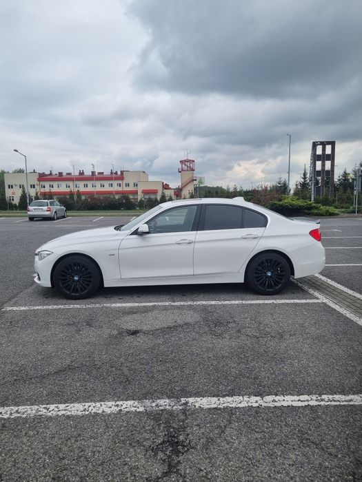 Bmw 328i 4x4 luxuryline , 291,4 HK