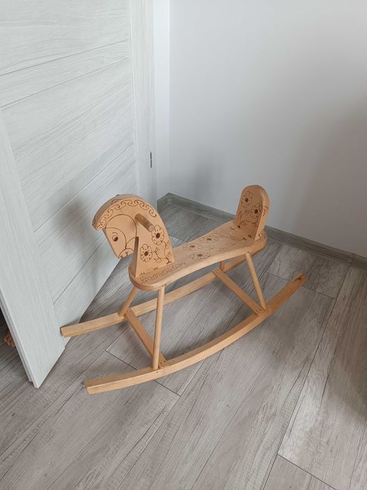 Drewniany konik na biegunach