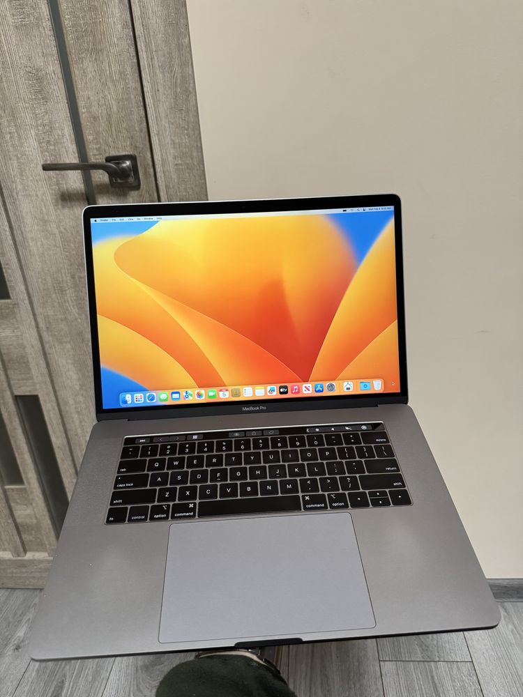 Macbook pro 15 2018 core i7 2.2ghz 32/256gb amd pro 555x 4gb