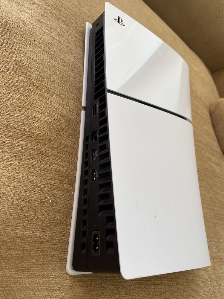 PS5 slim com conta boa de varios jogos (fortnite/GTA) vem com esses 2