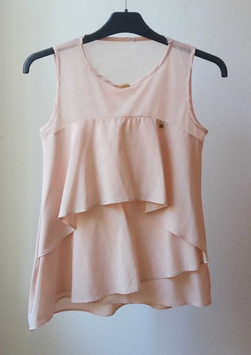 Koszulka na ramiączkach falbany blady róż Rinascimento 36 asymetryczna