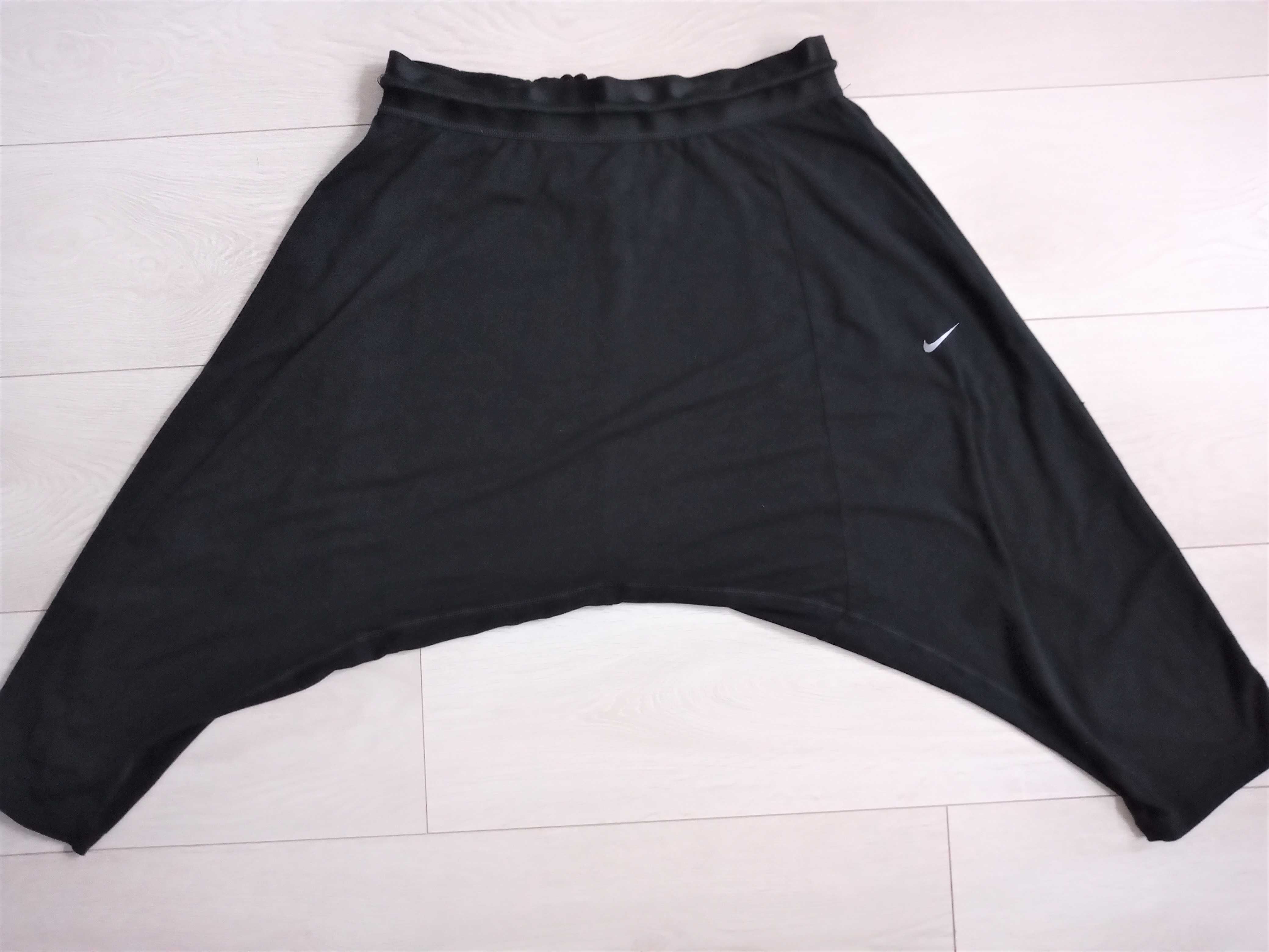 Czarne spodnie za kolano Nike charemki unisex