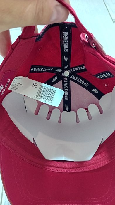 Nowa! Oryginalna 4F czapka z daszkiem czerwona