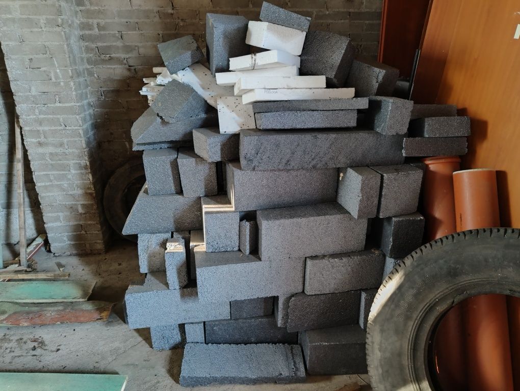 Resztki ścinki odpad styropian po ociepleniu