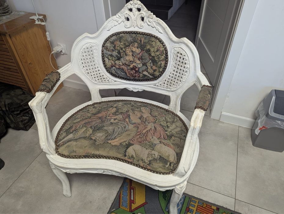 Zestaw mebli drewnianych w stylu barokowym