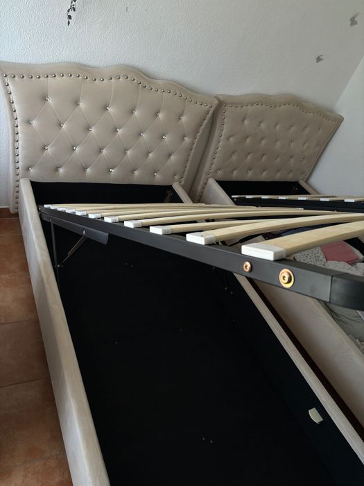 Camas de solteiro veludo beje Beliani 90/200 cm. Valor 150€ cada cama.