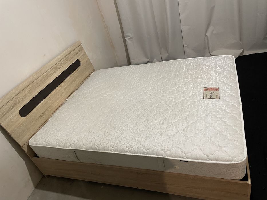 Продам двоспальне ліжко з матрацом