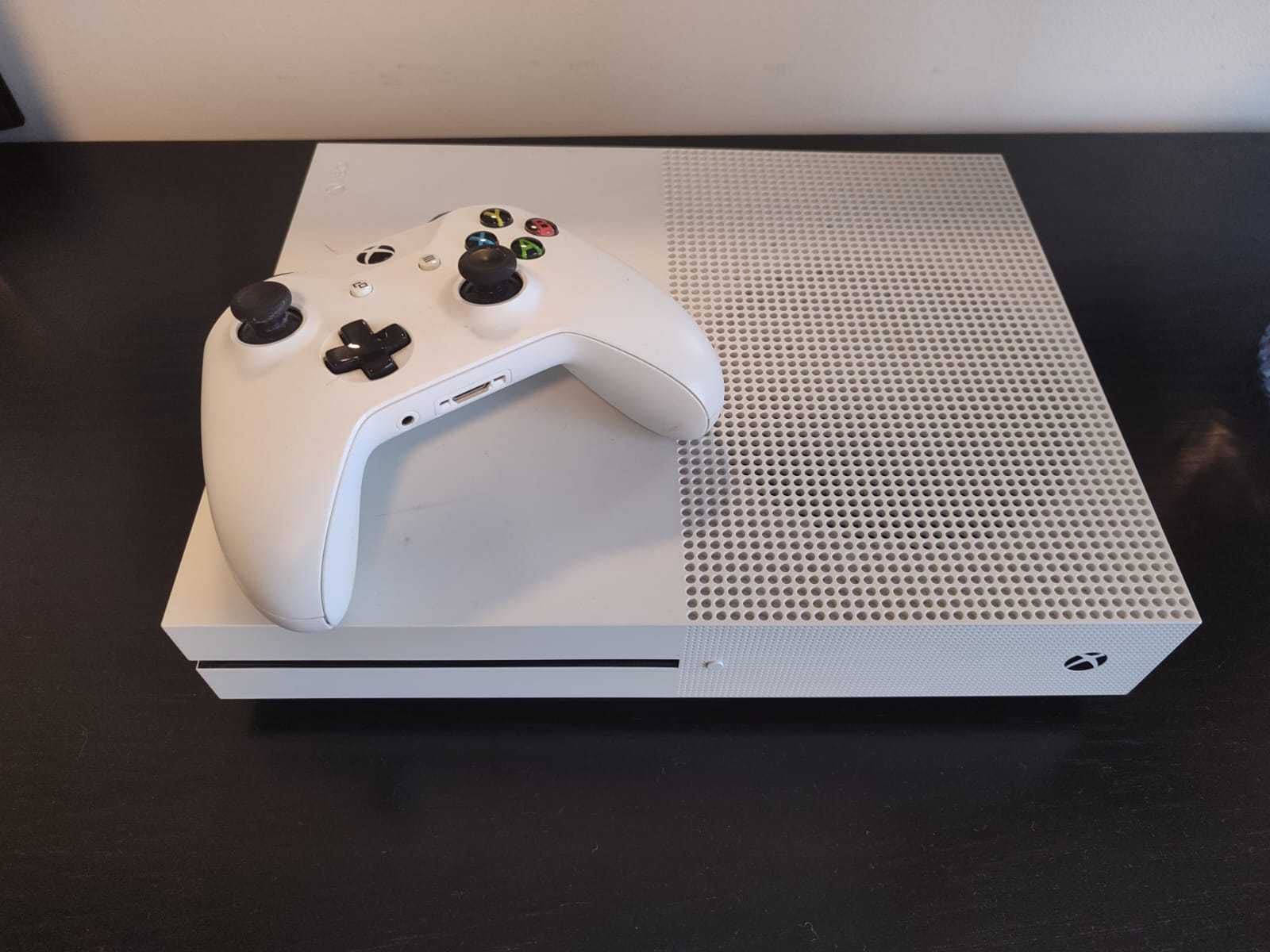 Xbox One S com comando