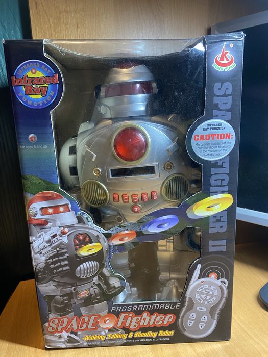 Робот на пульте управления Стреляет дисками