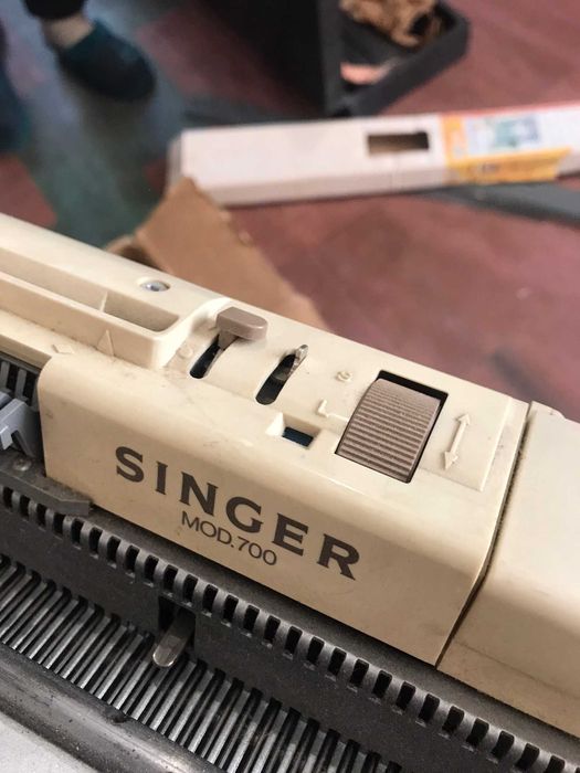 Продам в'язальну машину Singer SRP 60N з запчастинами і електропрялкою