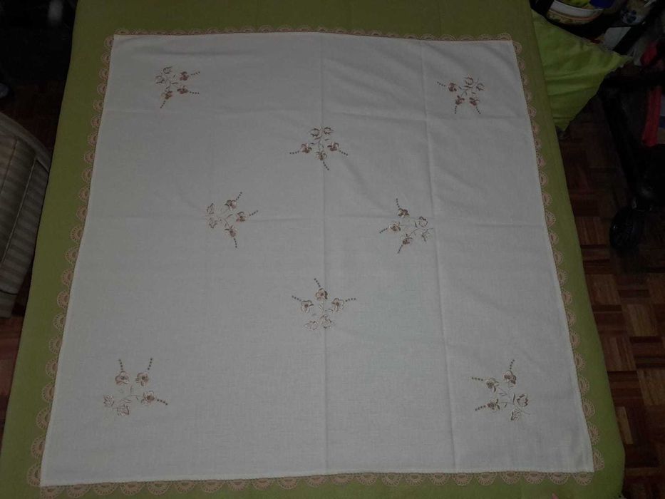 Toalha de mesa bordada à mão em ponto cruz