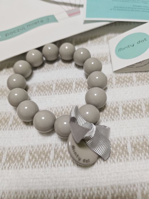 Minty dot bransoletka z żywicy kolor jasny szary, light grey. 
Nowa z