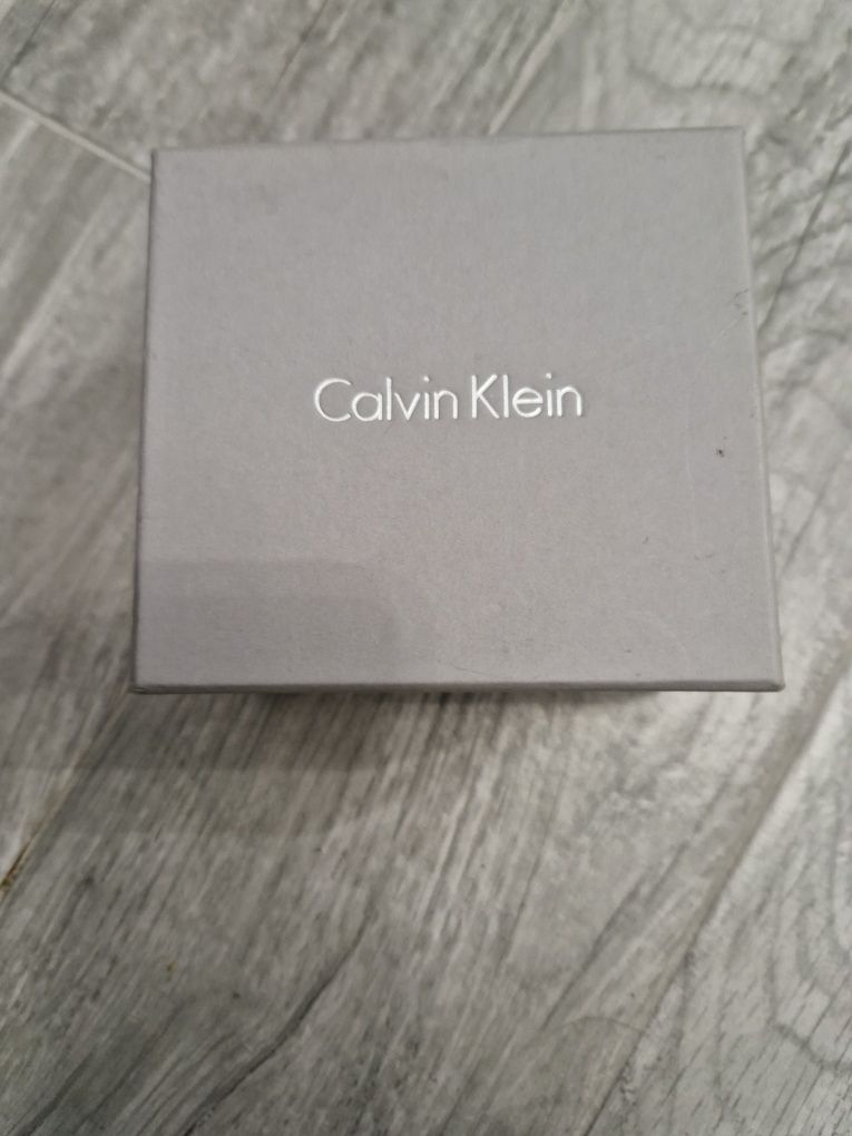 Szare duże pudełko Calvin Klein 
Wymiary