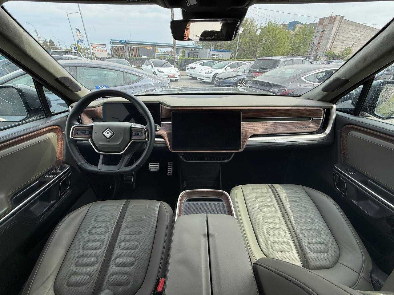 RIVIAN R1S Adventure 2023