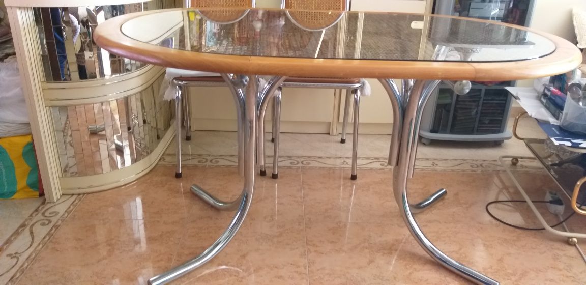 Mesa oval e cadeiras em palhinha