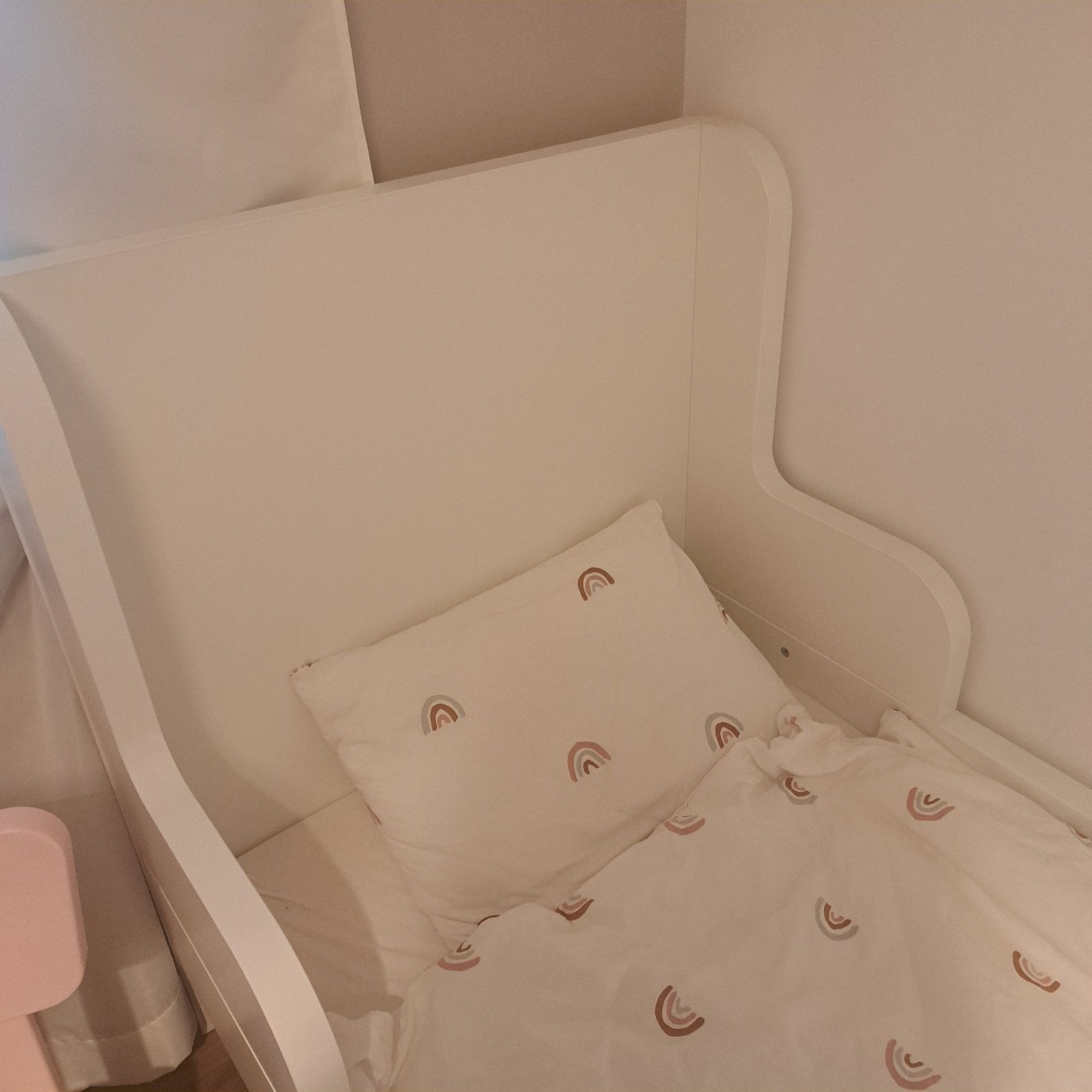 Białe łóżko IKEA rosnące z dzieckiem