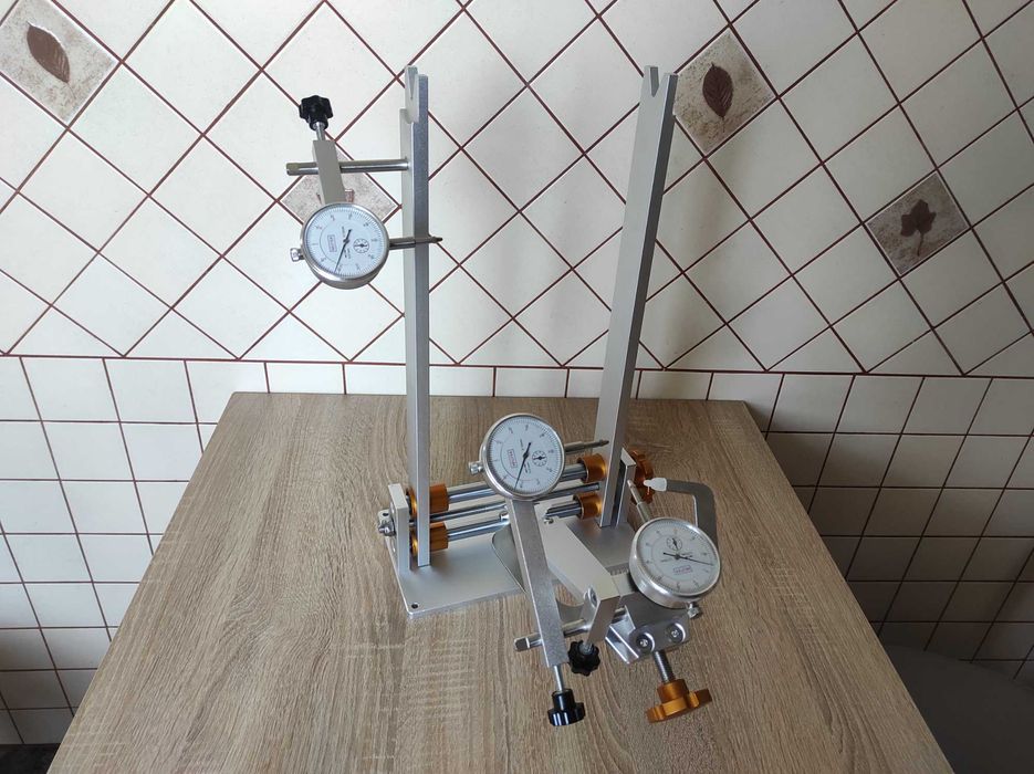 Centrownica z zegarami do kół rowerowych i motocyklowych