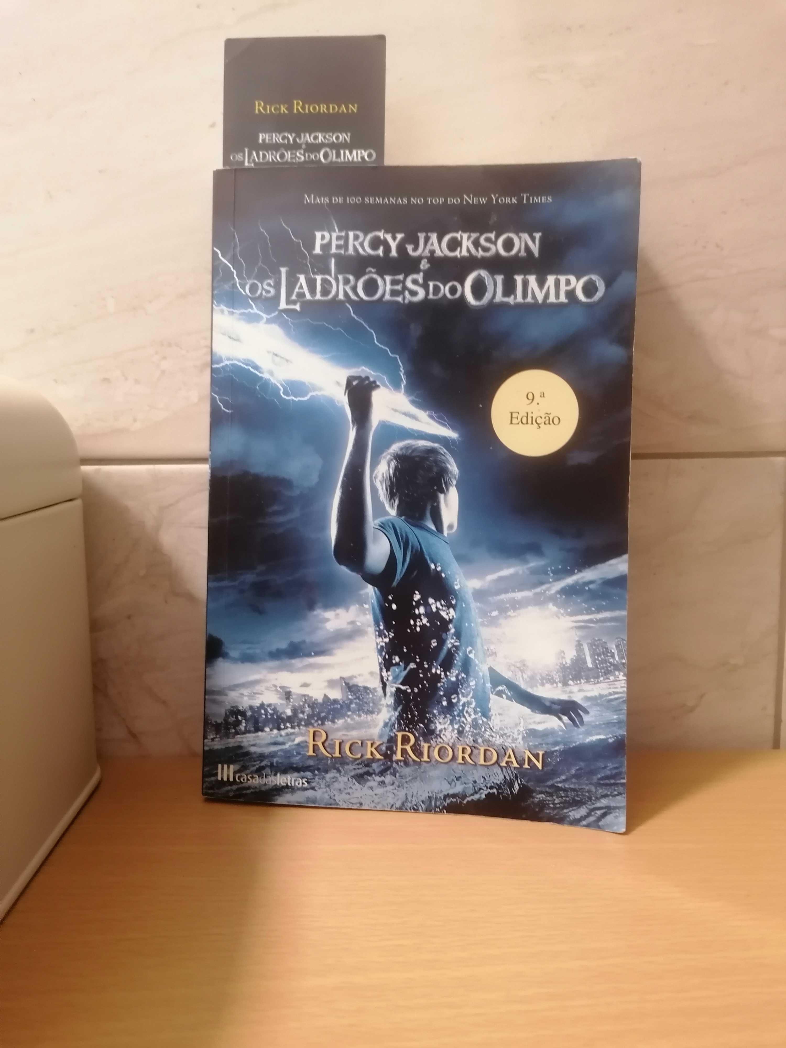 Livro "Percy Jackson os ladrões do olimpo"