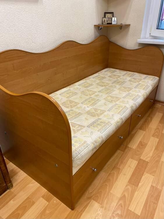 Кровать с матрасом+стол