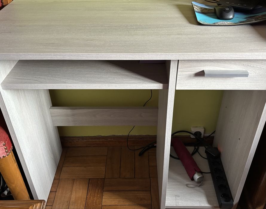 Secretária praticamente como nova