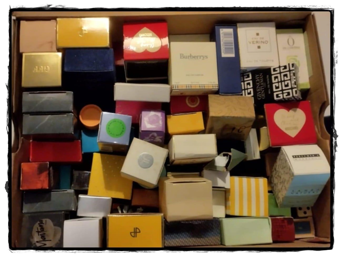 Lote com 44 perfumes miniatura originais