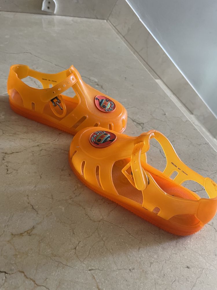 Sandalia de praia cor laranja