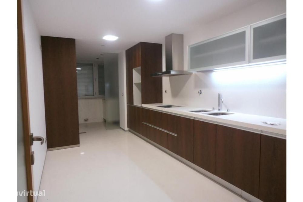 Apartamento T4 com garagem fechada . Meadela