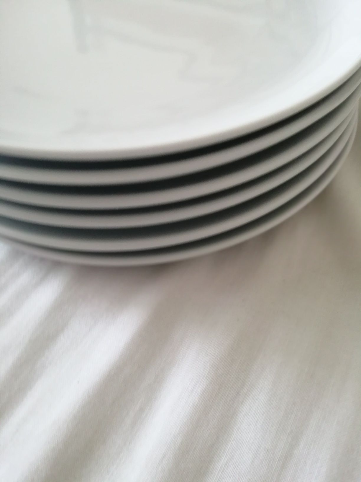 Pratos de porcelana brancos