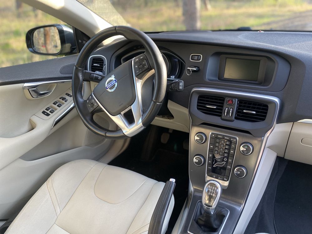 Volvo v40 2013 року