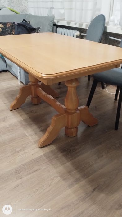 Drewniany rozkładany stół