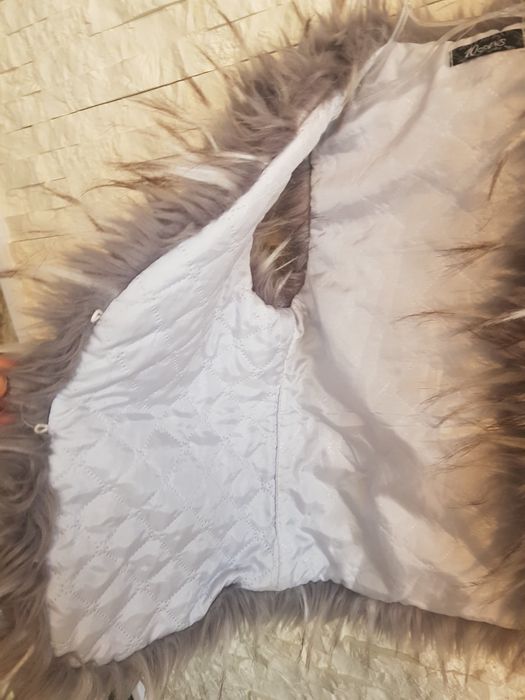 Kamizelka dziewczęca szara długi włos 
Stan bardzo dobry 
Założone  ra